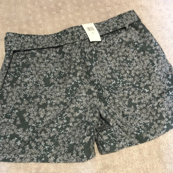 Calvin Klein floral print green shorts w/belt. EUC - Picture 5 of 6
